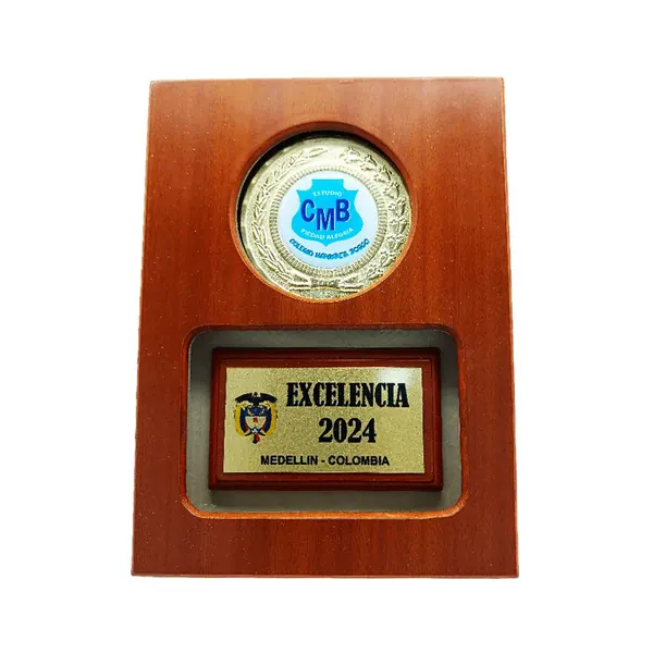 Placa de Reconocimiento en Madera con Medalla