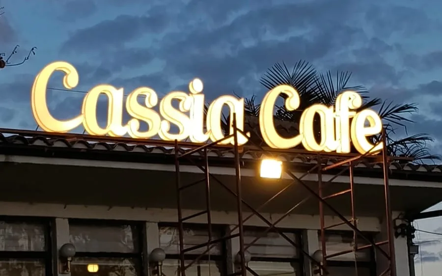 Letras luminosas instaladas en la fachada de un café