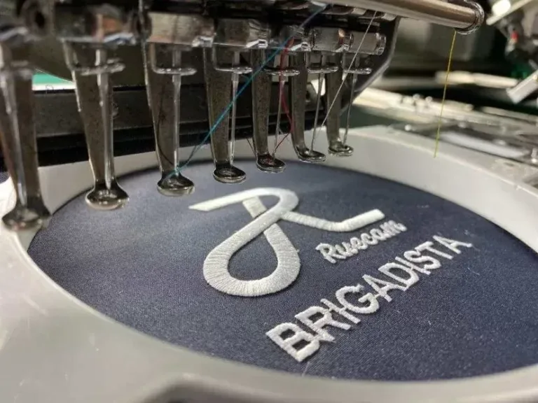 Máquina bordando un logo empresarial