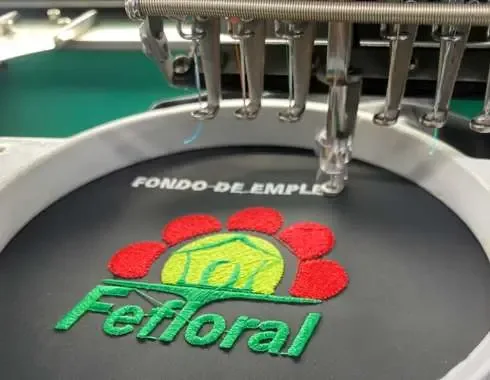 Bordado a color de un logo empresarial en máquina