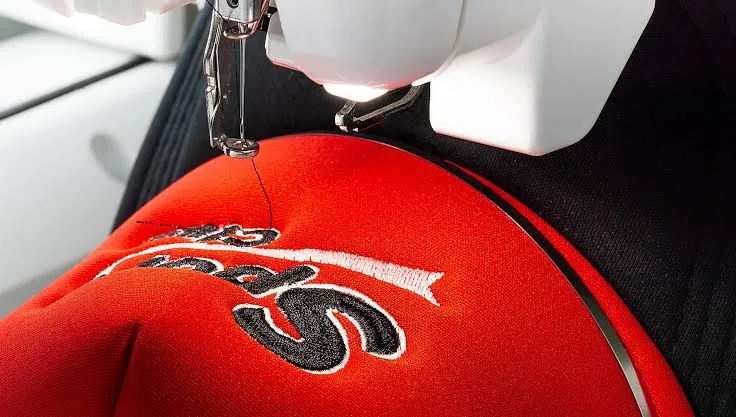 Gorra bordada en máquina