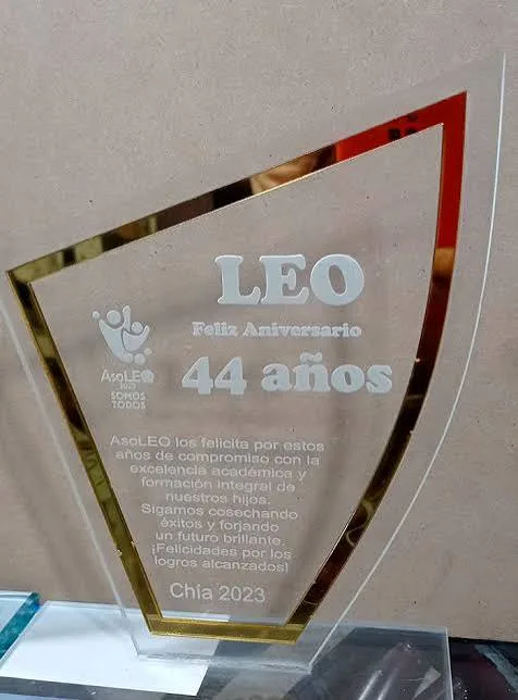 Placa de reconocimiento en acrílico con borde dorado