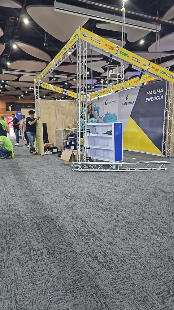 Montaje de stand con impresión en gran formato para feria