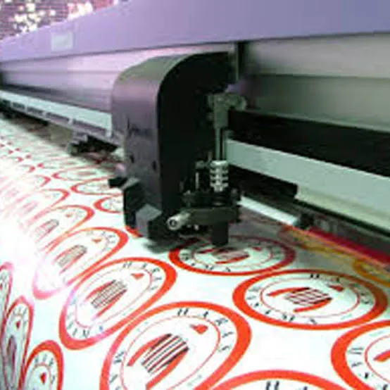 Plotter imprimiendo y cortando stickers